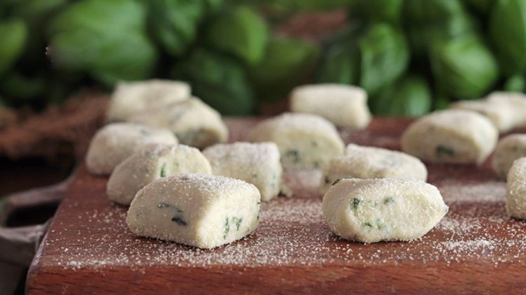 Kartoffel-Gnocchi mit Basilikum
