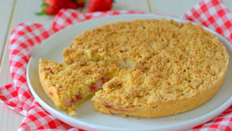 Luftfritteuse-Streuselkuche mit Ricotta und Erdbeeren