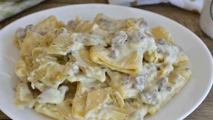 Paccheri mit Artischocken und Wurst