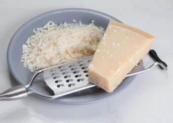 Parmesan richtig lagern und so monatelang haltbar machen