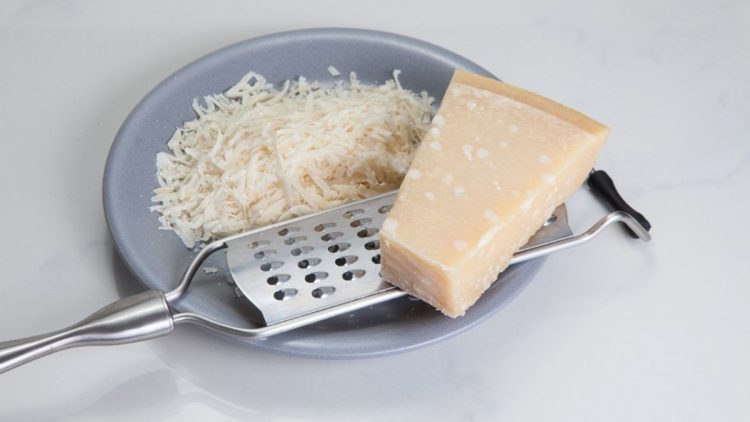 Parmesan richtig lagern und so monatelang haltbar machen
