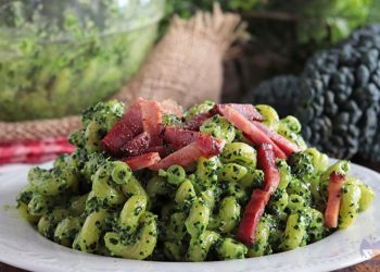 Pasta mit Grünkohl-Pesto und Speck