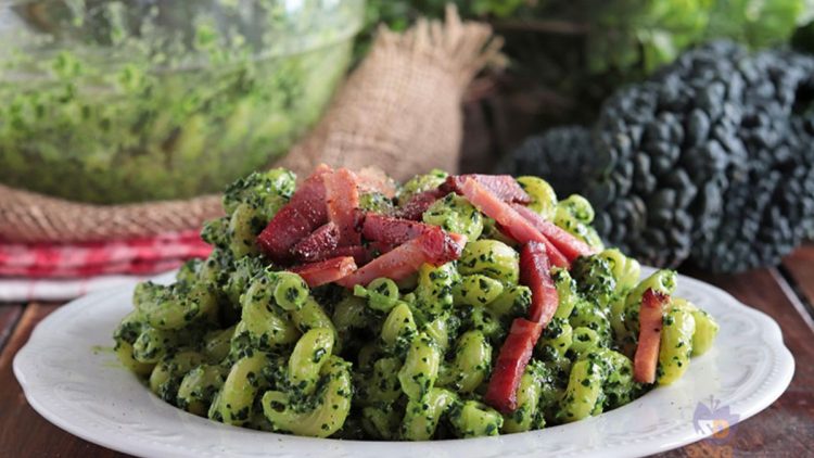 Pasta mit Grünkohl-Pesto und Speck