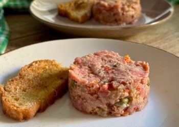Rindertartar mit Pickles und Parmesan-Crostini