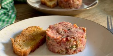 Rindertartar mit Pickles und Parmesan-Crostini