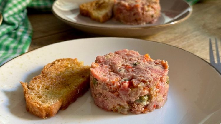 Rindertartar mit Pickles und Parmesan-Crostini