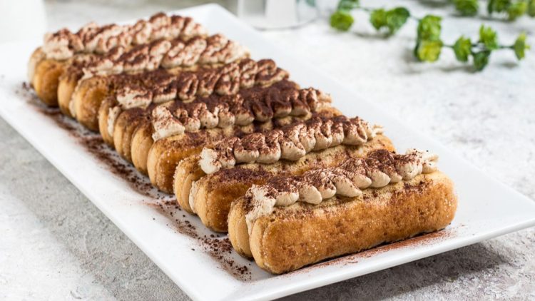 Cremiges Kaffeedessert mit Löffelbiskuits