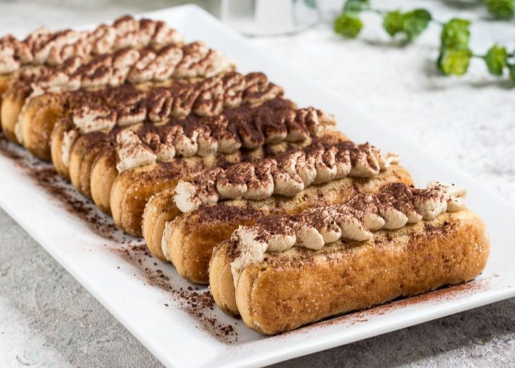 Cremiges Kaffeedessert mit Löffelbiskuits