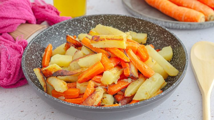 Gebratene Kartoffeln und Karotten