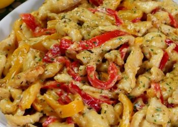 Hähnchen-Paprika-Pfanne mit cremiger Käsesauce