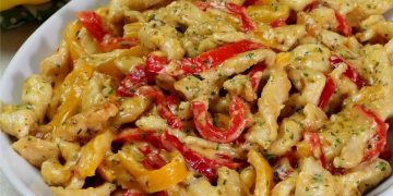 Hähnchen-Paprika-Pfanne mit cremiger Käsesauce