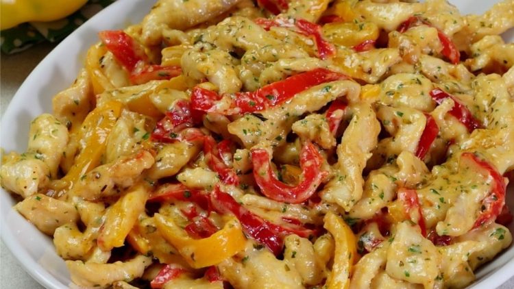 Hähnchen-Paprika-Pfanne mit cremiger Käsesauce