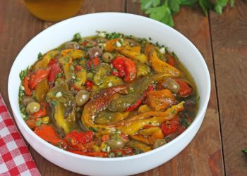 Röstpaprika-Salat mit Oliven und Kapern