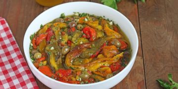 Röstpaprika-Salat mit Oliven und Kapern