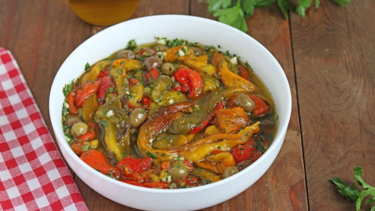 Röstpaprika-Salat mit Oliven und Kapern